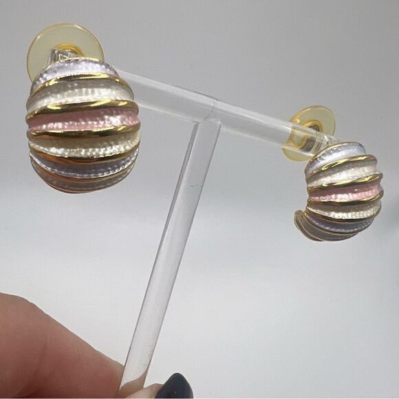 Vintage Pastel and Gold Tone Earrings - Picture 8 of 9